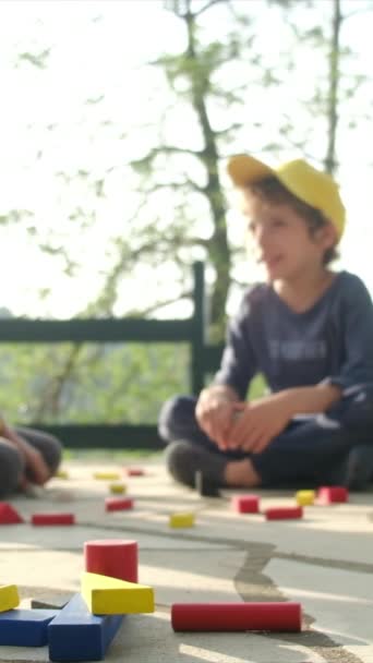Хлопчики Грають Пластиковими Блоками — стокове відео