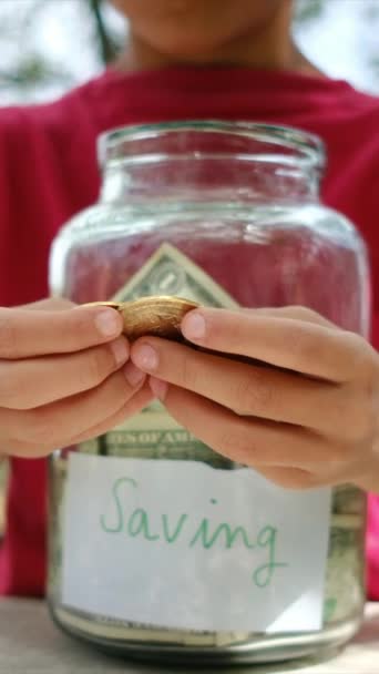 Заощаджуйте Гроші Хлопчик Заощаджує Гроші Скляній Банці — стокове відео