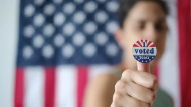 Bugün birlikte oy verdiğim kadın ABD bayrağının arka planında. 