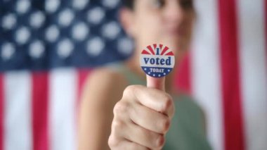 Bugün birlikte oy verdiğim kadın ABD bayrağının arka planında. 