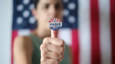 Bugün birlikte oy verdiğim kadın ABD bayrağının arka planında. 