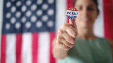 Bugün birlikte oy verdiğim kadın ABD bayrağının arka planında. 