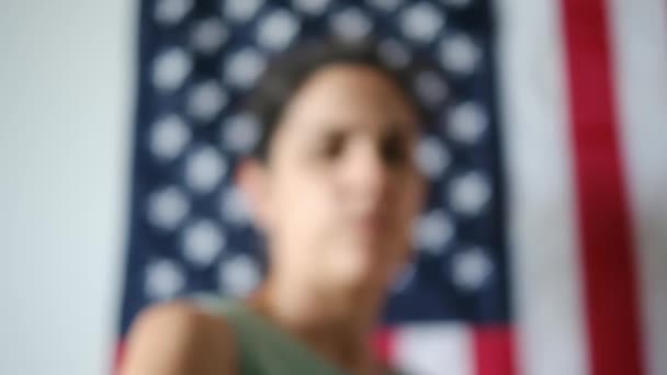 Žena Jsem Dnes Hlasoval Odznak Palci Pozadí Vlajky Usa — Stock video