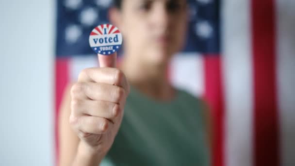 Kobieta Głosowałem Dzisiaj Odznaka Kciuk Usa Flagi Tle — Wideo stockowe