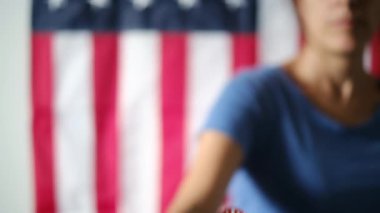 Bugün birlikte oy verdiğim kadın ABD bayrağının arka planında. 