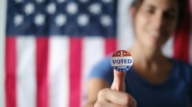 Bugün birlikte oy verdiğim kadın ABD bayrağının arka planında. 