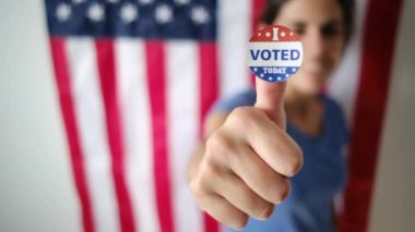 Bugün birlikte oy verdiğim kadın ABD bayrağının arka planında. 