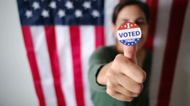 Bugün birlikte oy verdiğim kadın ABD bayrağının arka planında. 