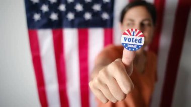 Bugün birlikte oy verdiğim kadın ABD bayrağının arka planında. 