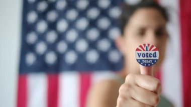 Bugün birlikte oy verdiğim kadın ABD bayrağının arka planında. 