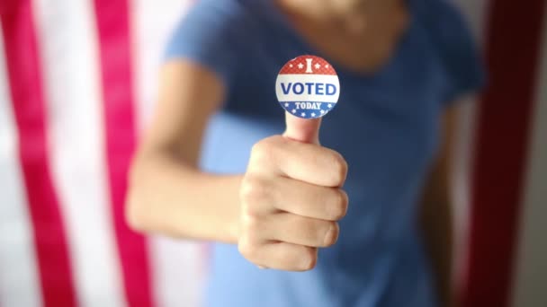 Mulher Com Votei Hoje Crachá Polegar Sobre Eua Bandeira Fundo — Vídeo de Stock