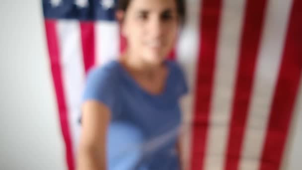 Kvinna Med Jag Röstade Idag Bricka Tumme Usa Flagga Bakgrund — Stockvideo