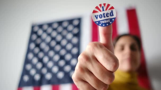 Kobieta Głosowałem Dzisiaj Odznaka Kciuk Usa Flagi Tle — Wideo stockowe