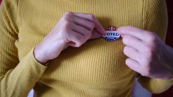 今天我投票的女人把徽章戴在她的衣服上 — 图库视频影像