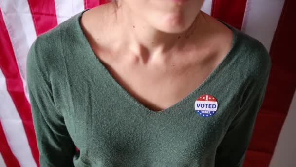 Mulher Com Votei Hoje Crachá Sua Camiseta Eua Bandeira Fundo — Vídeo de Stock