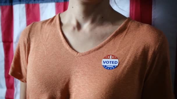 Mulher Com Votei Hoje Crachá Sua Camiseta Eua Bandeira Fundo — Vídeo de Stock