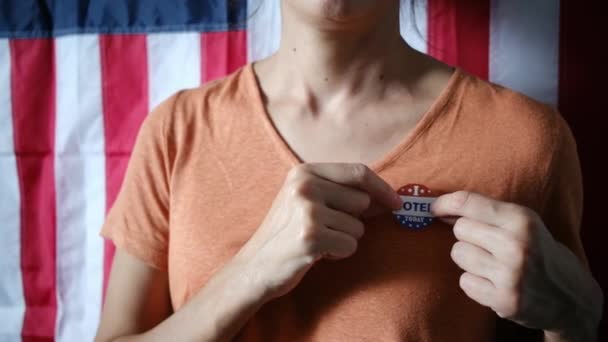 Женщина Ставит Проголосовал Сегодня Значок Одежде — стоковое видео