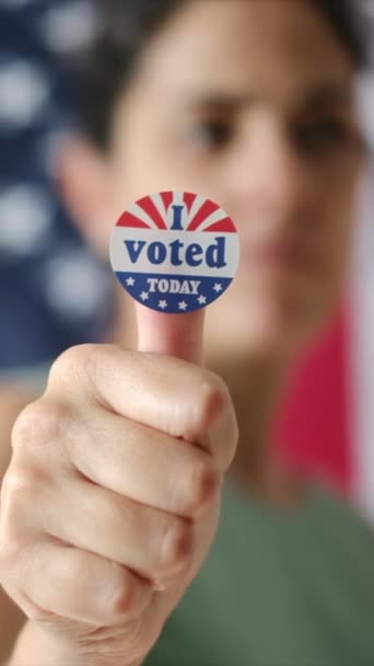 Žena Jsem Dnes Hlasoval Odznak Palci Pozadí Vlajky Usa — Stock video