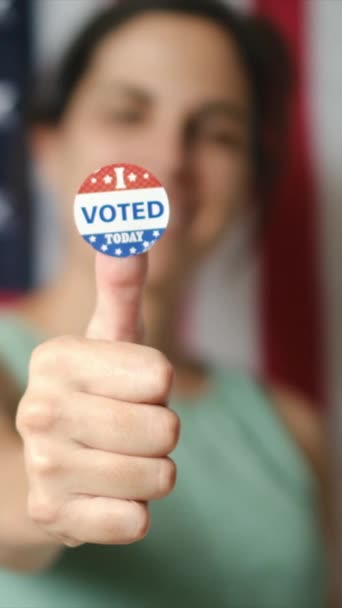 Жінка Проголосувала Сьогодні Значок Великому Пальці Фоні Прапора Сша — стокове відео