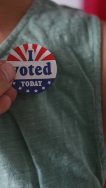 Jsem Dnes Hlasoval Odznaku Jejím Oblečení — Stock video