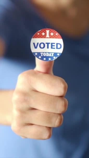 Женщина Проголосовал Сегодня Значок Большой Палец Фоне Флага Сша — стоковое видео