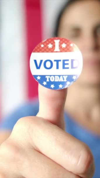 Mulher Com Votei Hoje Crachá Polegar Sobre Eua Bandeira Fundo — Vídeo de Stock