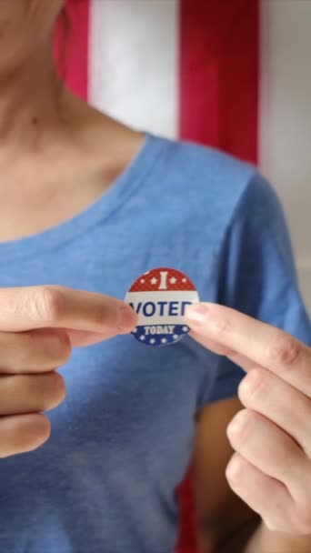 Жінка Кладе Проголосувала Сьогодні Значок Одязі — стокове відео