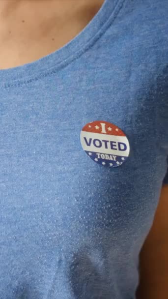 Žena Jsem Dnes Hlasoval Odznak Její Tričko Pozadí Vlajky Usa — Stock video