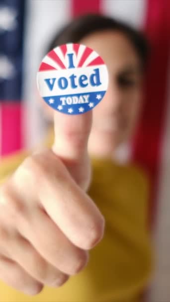 Женщина Проголосовал Сегодня Значок Большой Палец Фоне Флага Сша — стоковое видео