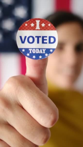 Γυναίκα Την Οποία Ψήφισα Σήμερα Σήμα Τον Αντίχειρα Στο Φόντο — Αρχείο Βίντεο