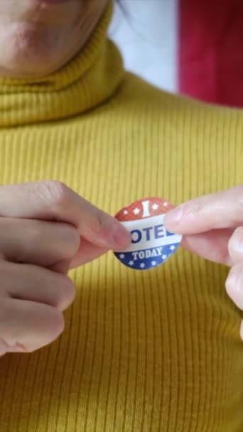 Γυναίκα Που Ψήφισε Σήμερα Σήμα Για Ρούχα Της — Αρχείο Βίντεο