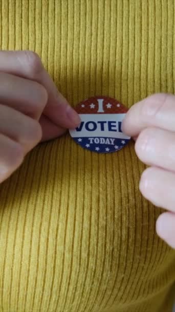 Mulher Colocando Votei Hoje Distintivo Suas Roupas — Vídeo de Stock