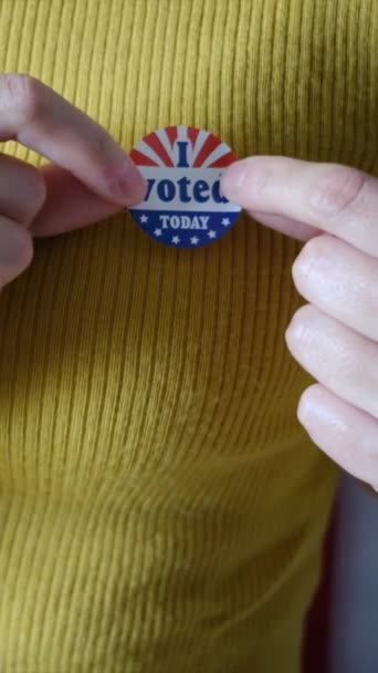 Жінка Кладе Проголосувала Сьогодні Значок Одязі — стокове відео