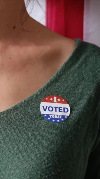 Žena Jsem Dnes Hlasoval Odznak Její Tričko Pozadí Vlajky Usa — Stock video