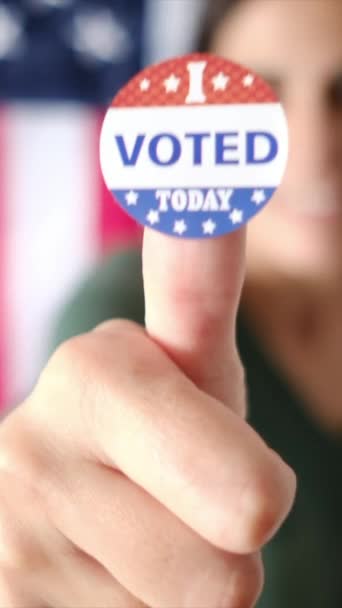 Γυναίκα Την Οποία Ψήφισα Σήμερα Σήμα Τον Αντίχειρα Στο Φόντο — Αρχείο Βίντεο