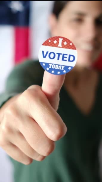 Kobieta Głosowałem Dzisiaj Odznaka Kciuk — Wideo stockowe