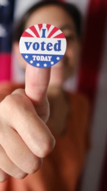 Γυναίκα Την Οποία Ψήφισα Σήμερα Σήμα Στον Αντίχειρα — Αρχείο Βίντεο