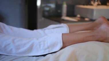 Masaj masasında yatan genç bir kadın.