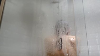 Genç kadın alarak duş evde 