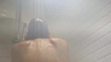 Genç kadın alarak duş evde 