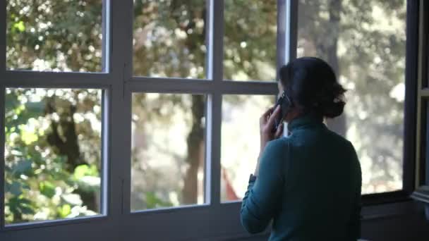 Młoda Kobieta Korzystająca Telefonu Komórkowego Domu — Wideo stockowe