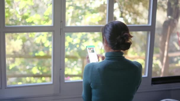 Mujer Joven Usando Teléfono Móvil Casa — Vídeos de Stock