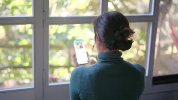 Evde Cep Telefonu Kullanan Genç Bir Kadın — Stok video