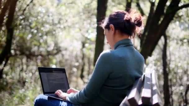 Gündelik Kıyafetlerle Parkta Dizüstü Bilgisayarla Oturan Genç Bir Kadın — Stok video