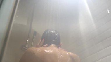 Genç kadın alarak duş evde 