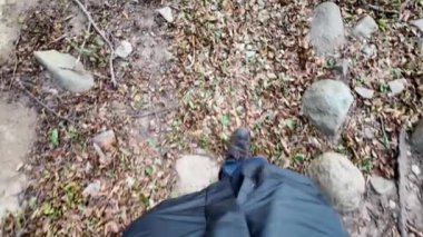 Ormanda doğa yürüyüşü yapan kadın.