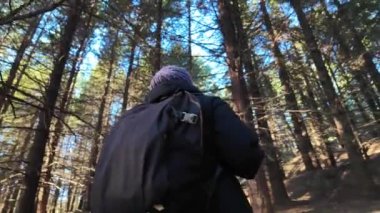 Ormanda doğa yürüyüşü yapan kadın.