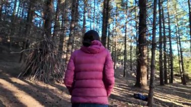 Ormanda doğa yürüyüşü yapan kadın.