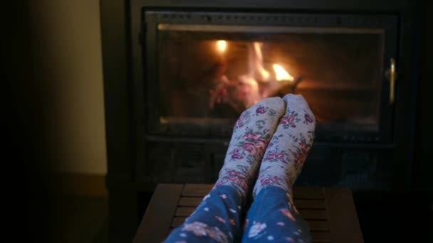 Şöminenin Yanında Çorap Giymiş Kadın Ayakları — Stok video