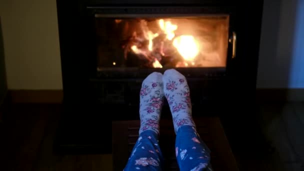 暖かい靴下で暖かい靴下に女性の足 — ストック動画